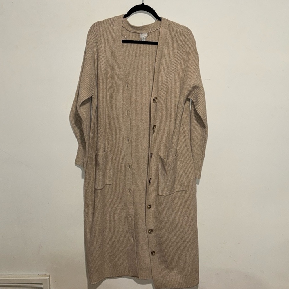 LIKE NEW WOMENS CARDIGAN!!